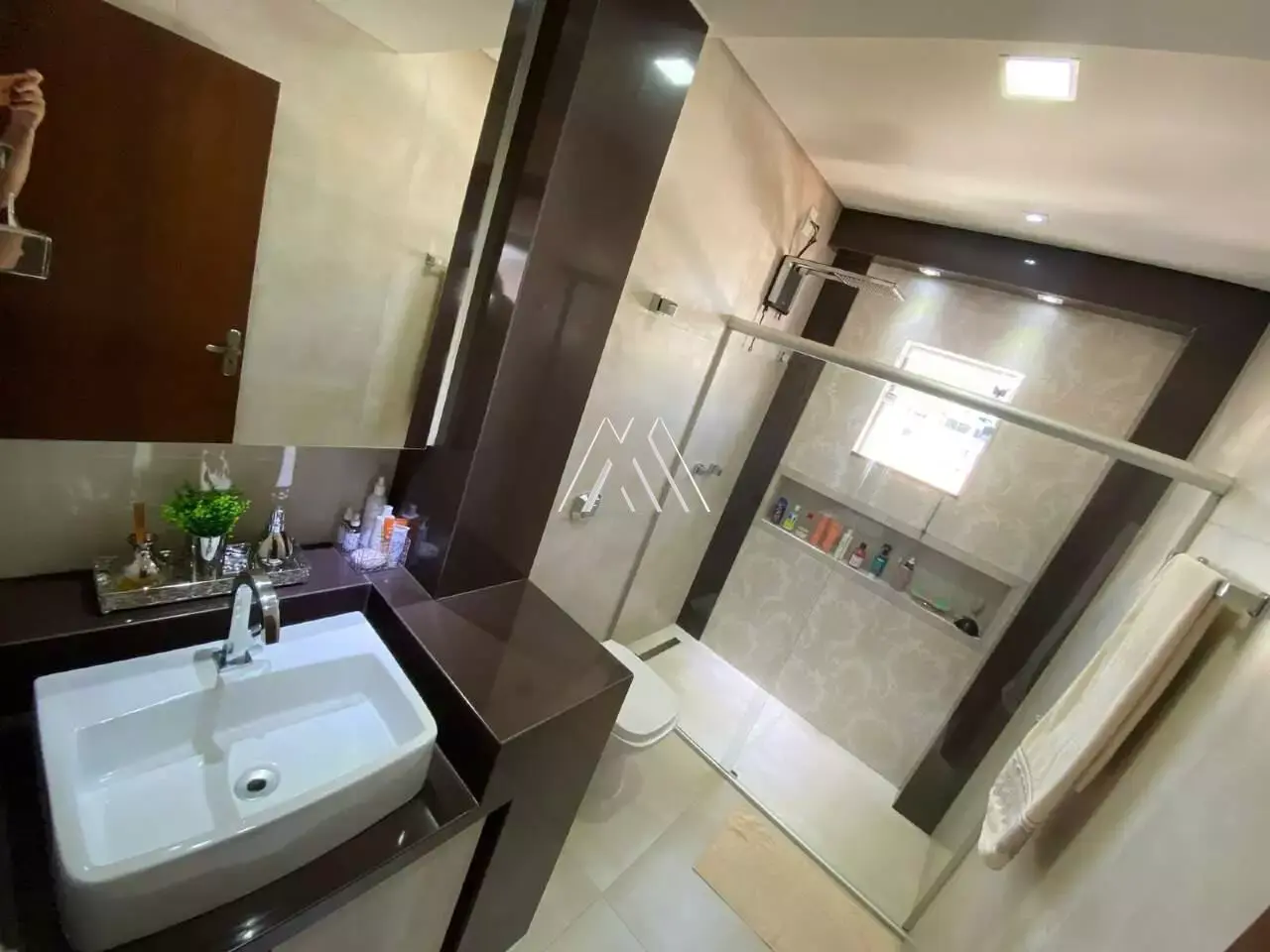 Vendo apartamento em Itaúna com excelente localização! — 3 quartos, 166 m²
