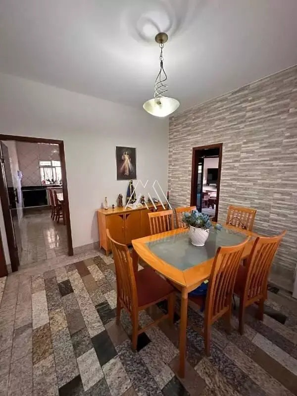 Vendo casa em Itaúna com área gourmet, piscina e sauna em ótima localização