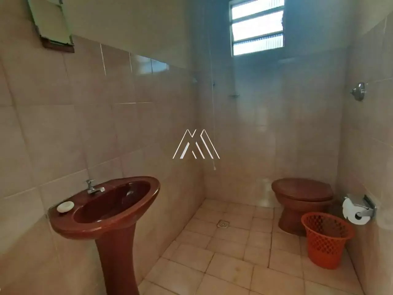 Vendo casa em Itaúna em excelente localização! — 5 quartos no Santanense