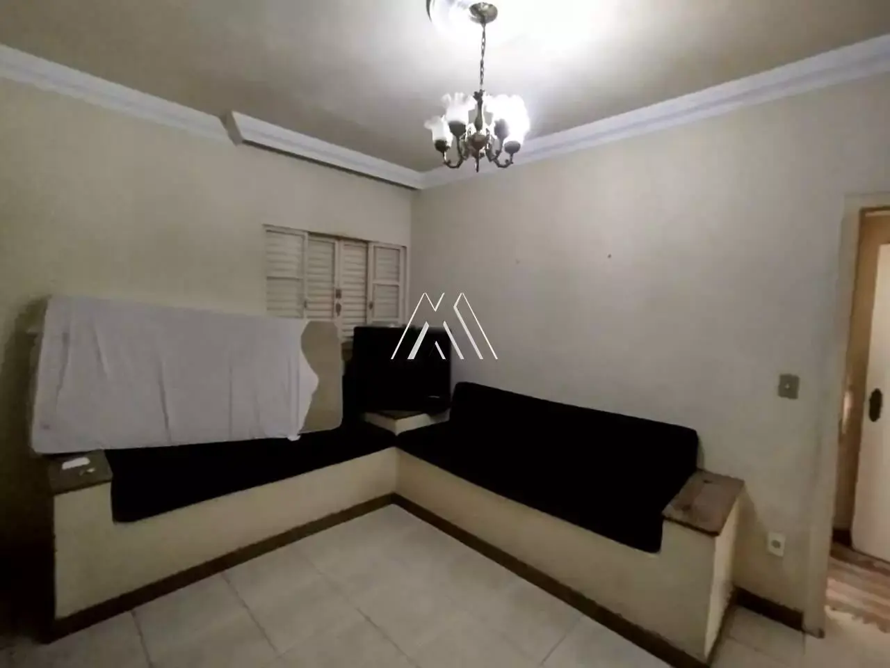 Vendo casa em Itaúna em excelente localização! — 5 quartos no Aeroporto