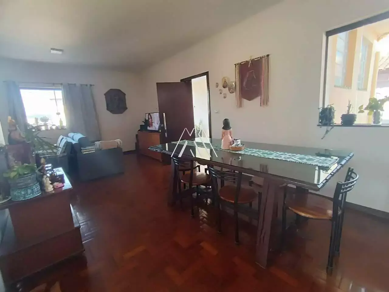 Vendo casa em Itaúna em excelente localização! — 8 quartos no Graças
