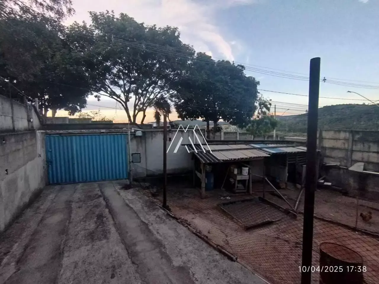 Vendo casa em Itaúna com 03 quartos com excelente localização