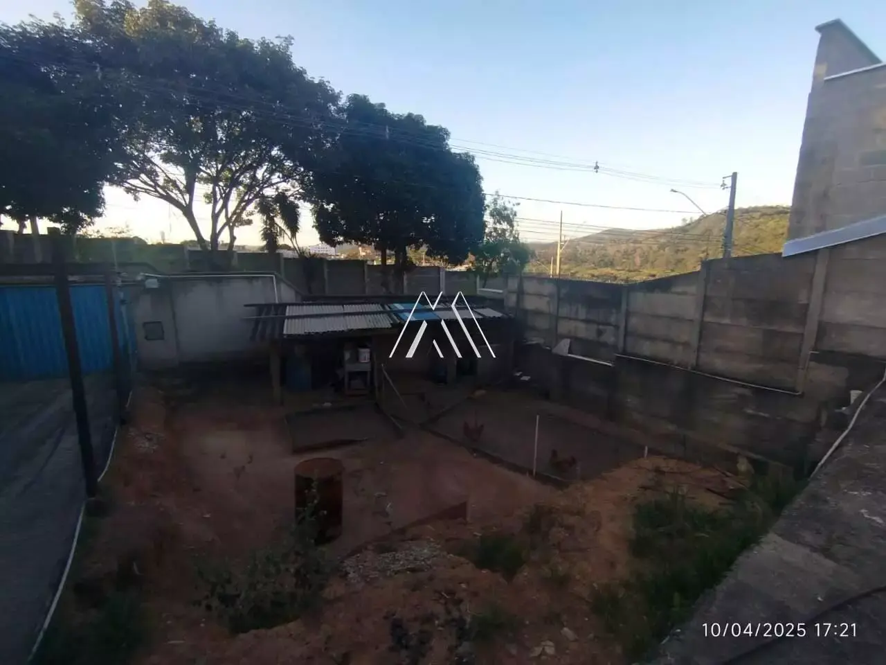Vendo casa em Itaúna com 03 quartos com excelente localização