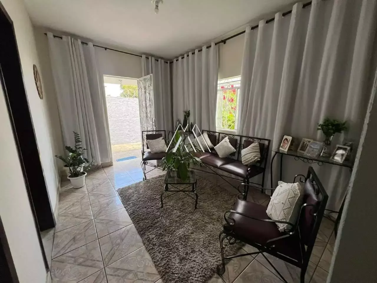 Vendo casa em Itaúna em excelente localização!