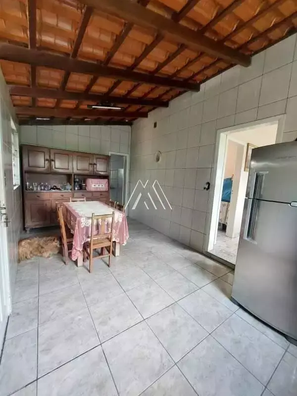 Vendo casa em Itaúna em excelente localização! — 3 quartos no Lourdes