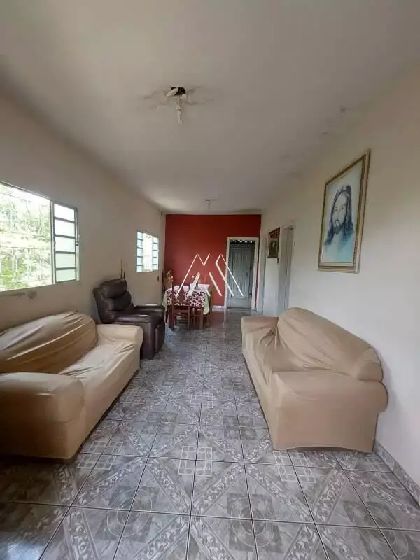 Vendo casa em Itaúna em excelente localização! — 3 quartos no Lourdes