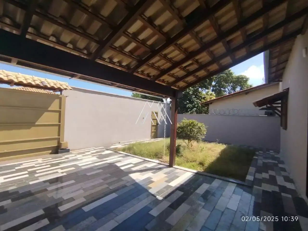 Vendo casa com 03 quartos com uma excelente localização