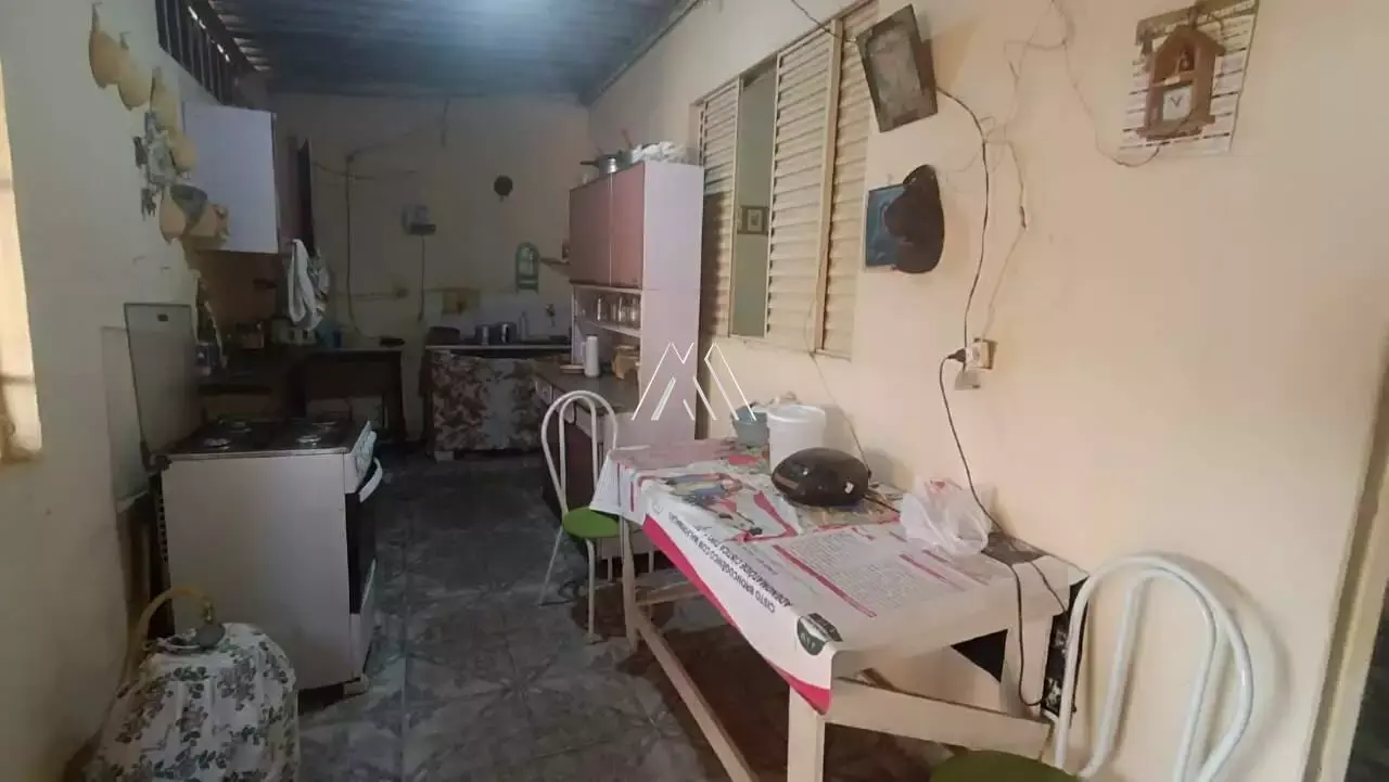 Vendo casa em Itaúna em excelente localização! — 2 quartos no Itaunense II