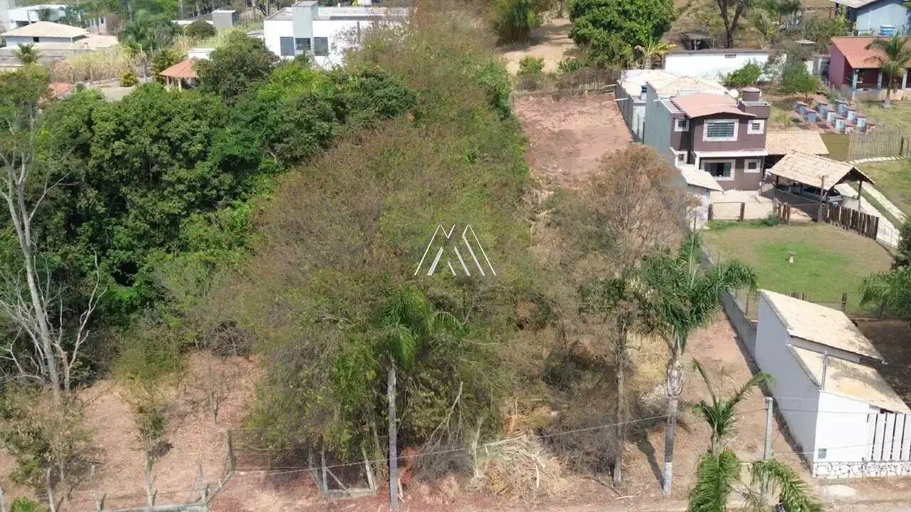 Vendo lote em Itaúna com ótima localização! — 1.375 m² no Garcias