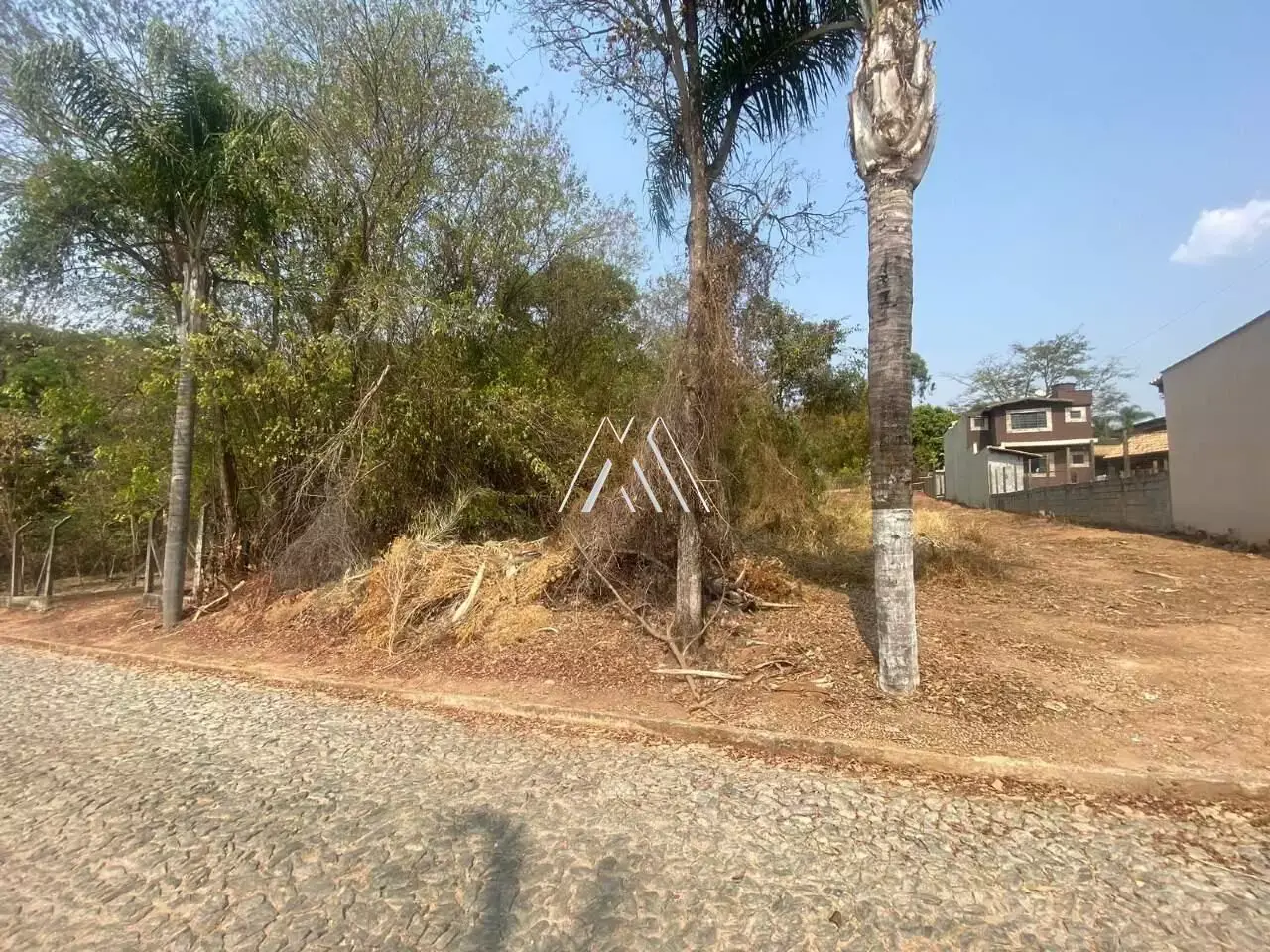 Vendo lote em Itaúna com ótima localização! — 1.375 m² no Garcias