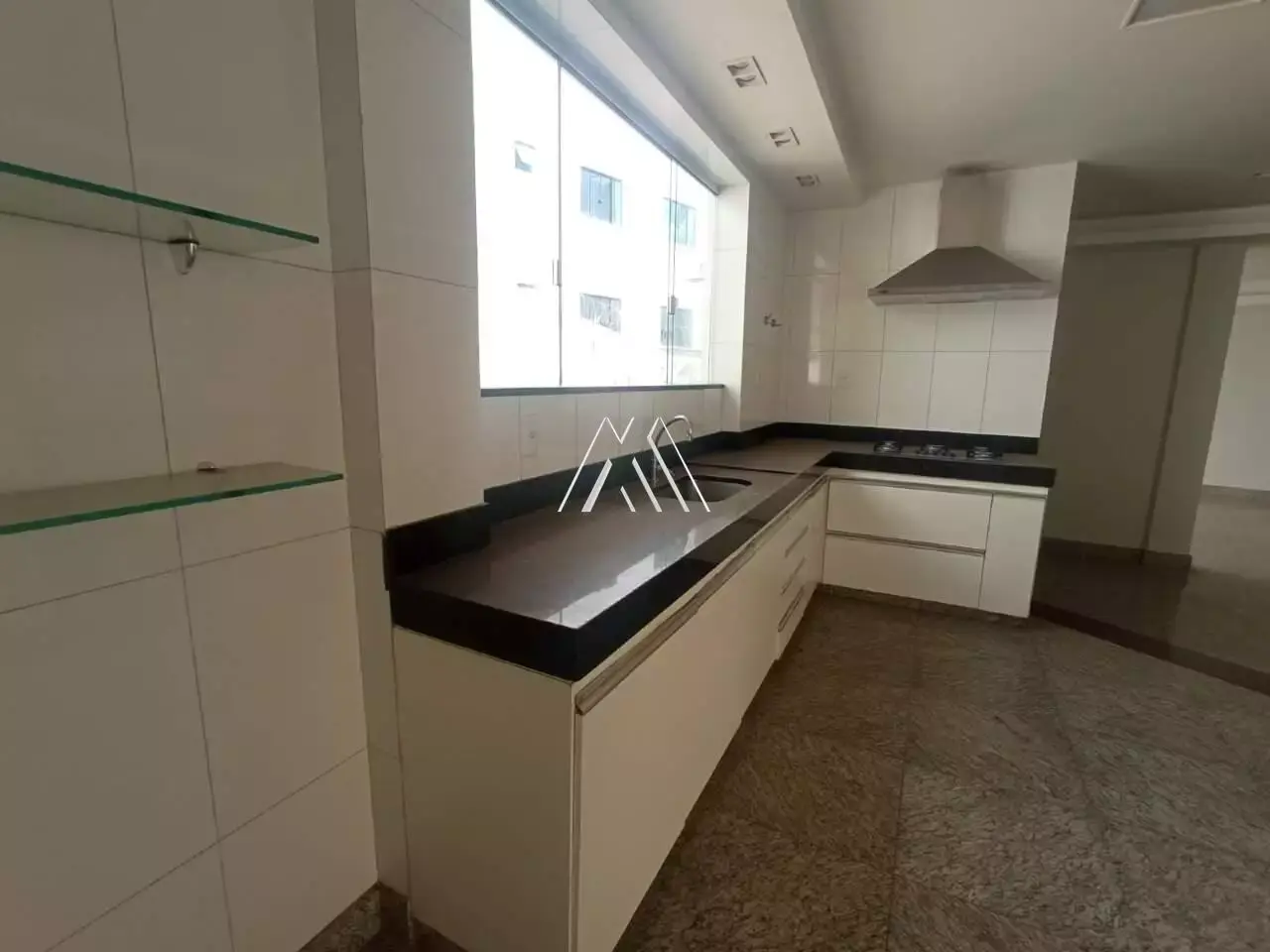Vendo apartamento em Itaúna com excelente localização! — 3 quartos no Centro