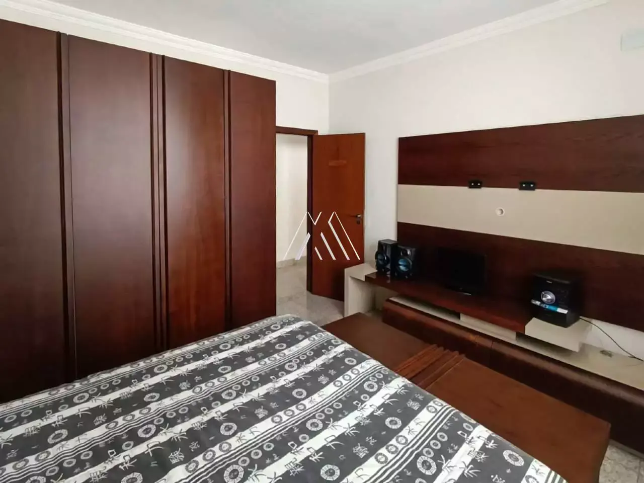 Vendo casa com 03 quartos no bairro Universitário — 360 m²