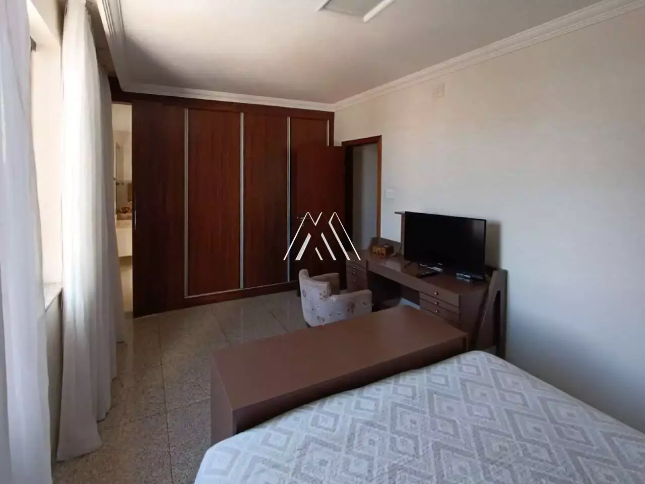 Vendo casa com 03 quartos no bairro Universitário — 360 m²