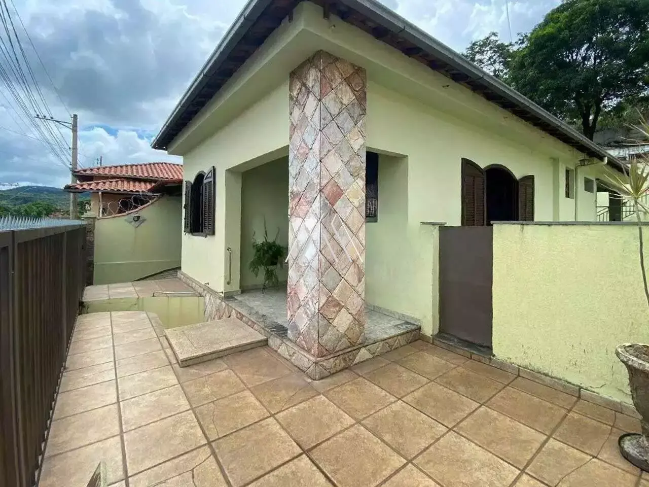 Casa em Santanense com quintal grande — 3 quartos à venda