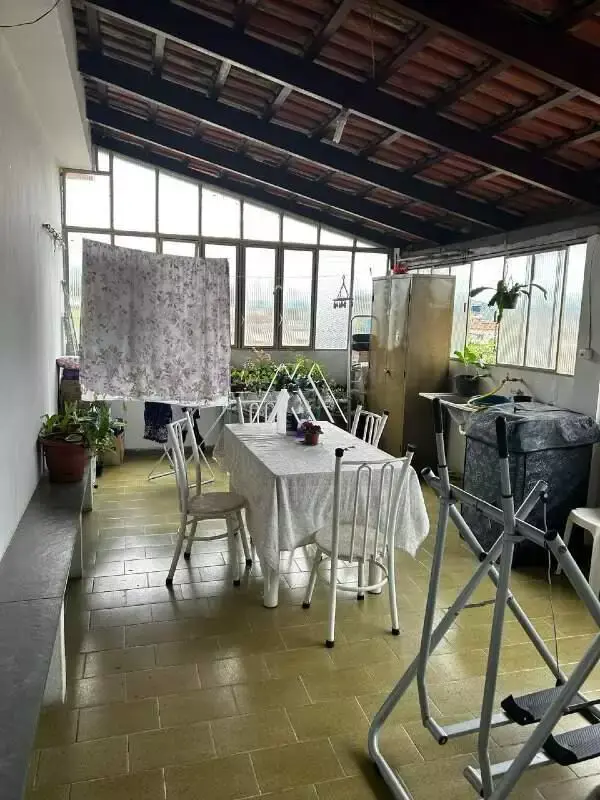 Vendo casa em Itaúna em excelente localização! — 5 quartos no Santanense