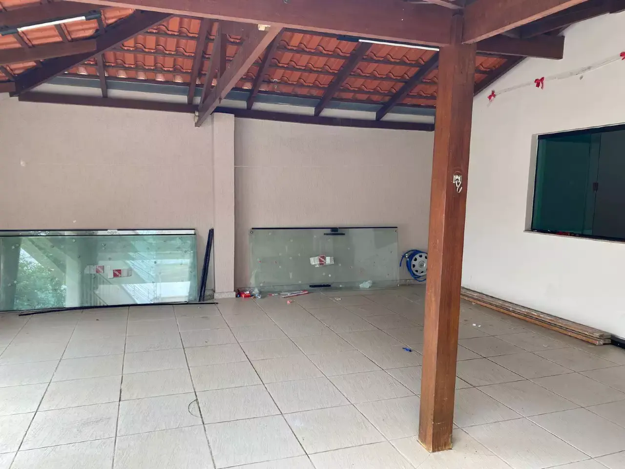 Vendo casa em Itaúna com excelente localização! — 2 quartos no Cerqueira Lima