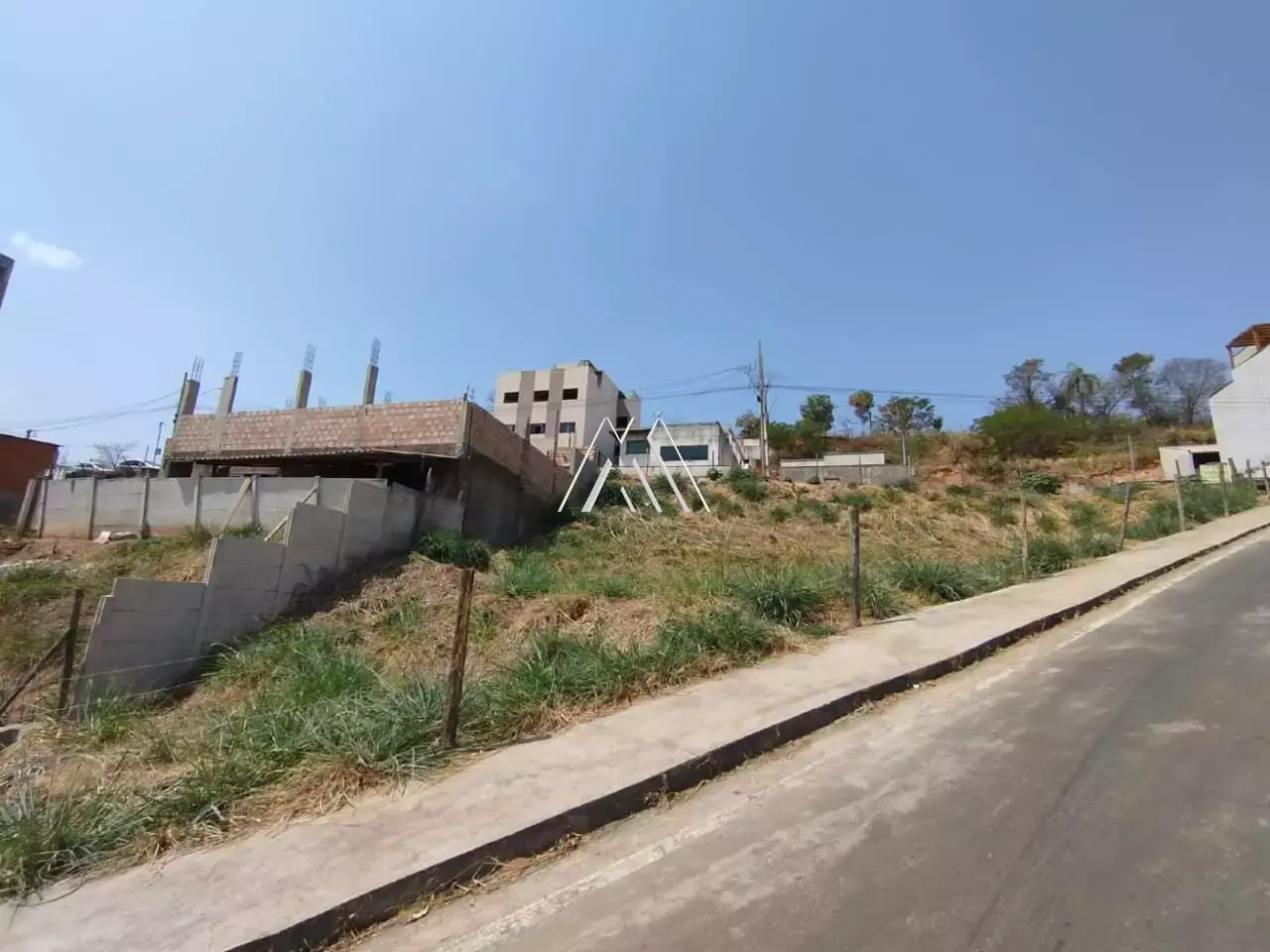 Vendo lote em Itaúna com ótima localização! — 442 m² no Olímpio Moreira
