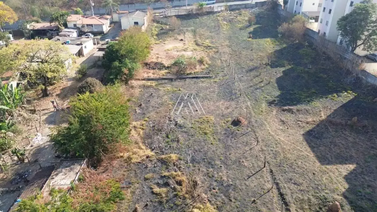 Vendo lote em Itaúna com ótima localização! — 3.250 m² no Alaita