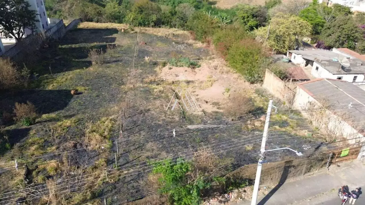 Vendo lote em Itaúna com ótima localização! — 3.250 m² no Alaita
