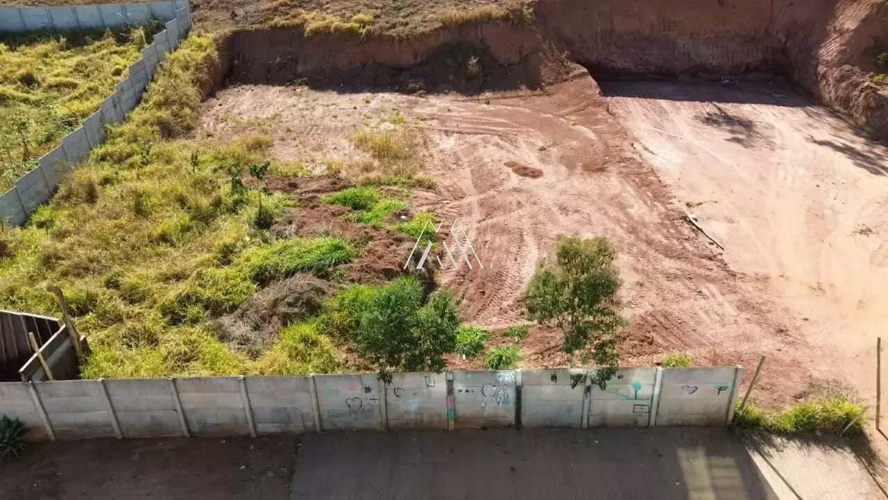 Vendo lote em Itaúna com ótima localização! — 360 m² no Tropical
