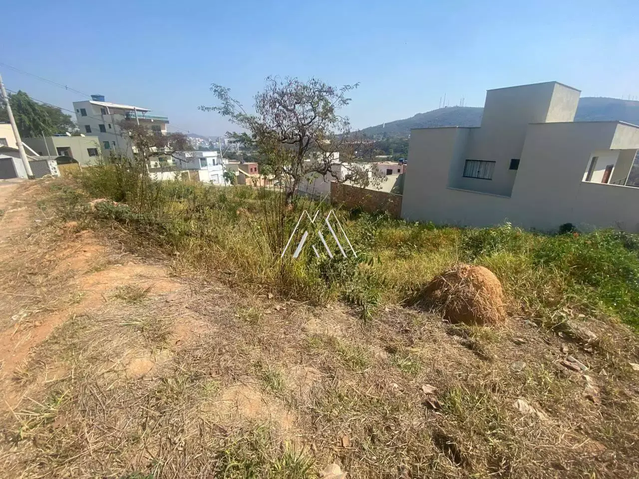 Vendo lote em Itaúna com ótima localização! — 304 m² no Jadir Marinho
