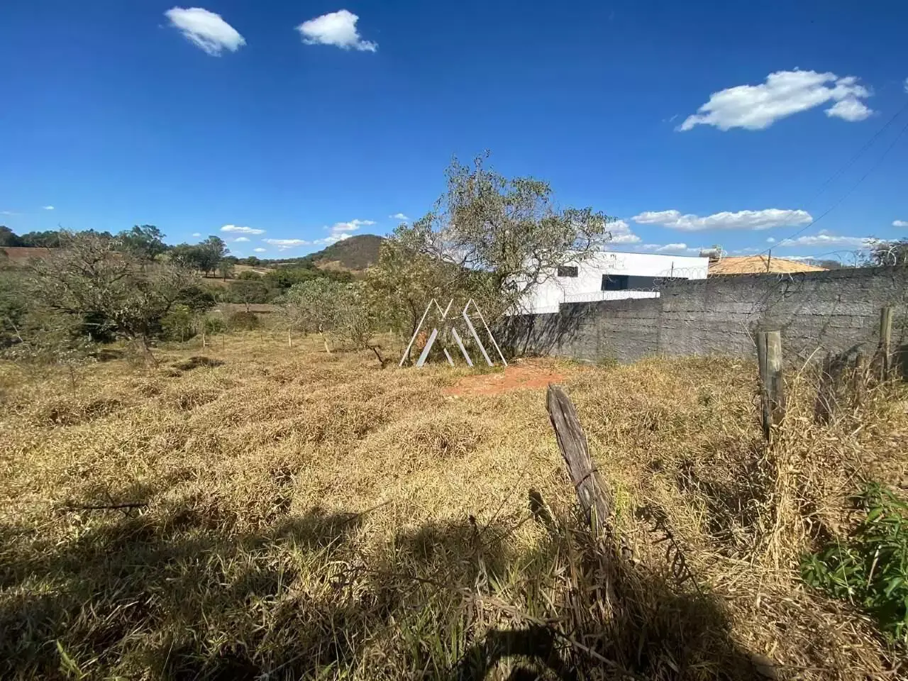 Vendo lote em Itaúna com ótima localização! — 1.570 m² no Lopes