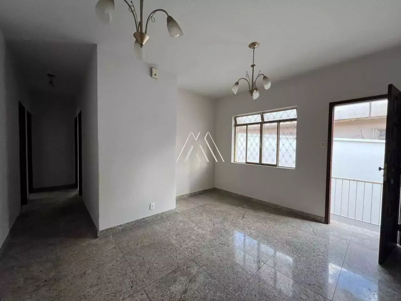 Vendo casa com 03 quartos + 01 escritório no Centro