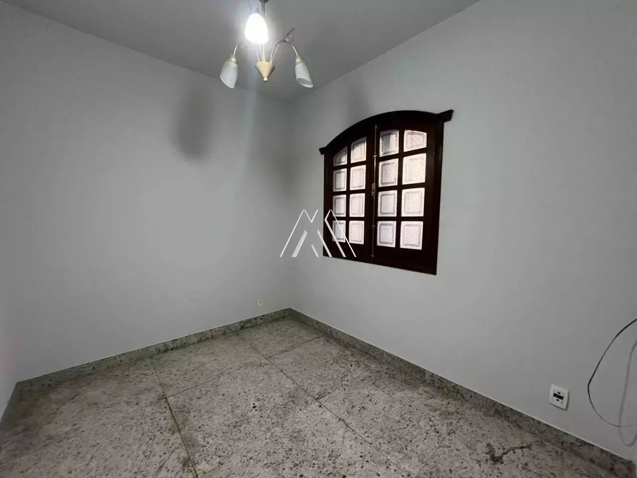 Vendo casa com 03 quartos + 01 escritório no Centro