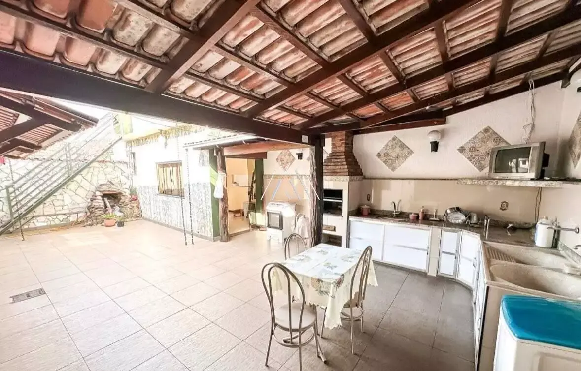 IMÓVEL PARA VENDA - LOURDES - ITAÚNA MG — Casa 4 quartos com 2 suítes