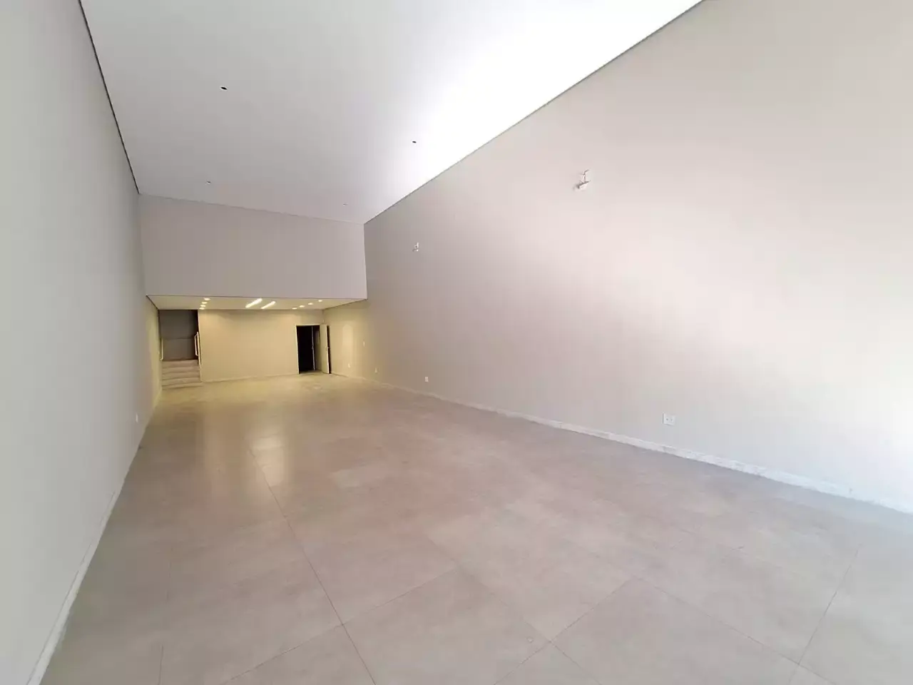 Loja ampla com excelente localização — Centro