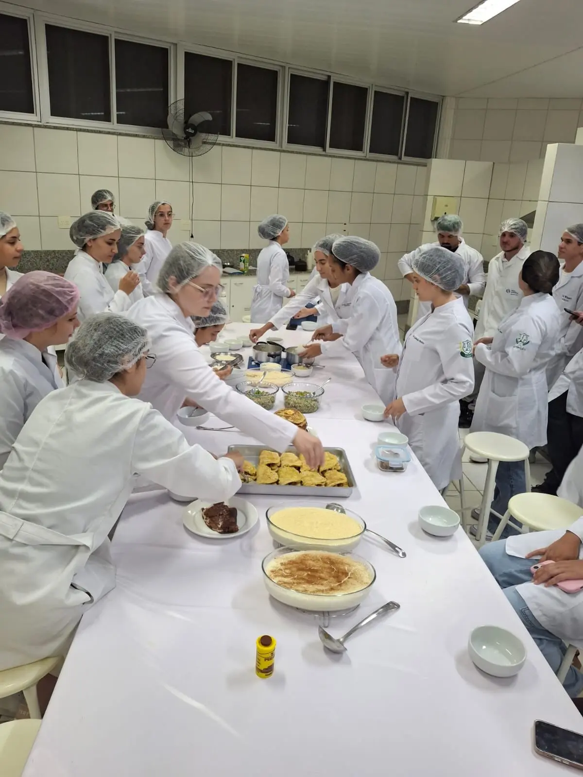 Acadêmicos de Nutrição da UIT em aula prática