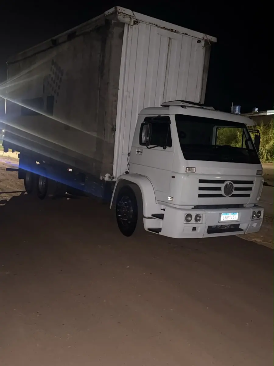 Acidente entre moto e caminhão deixa feridos na MG-431