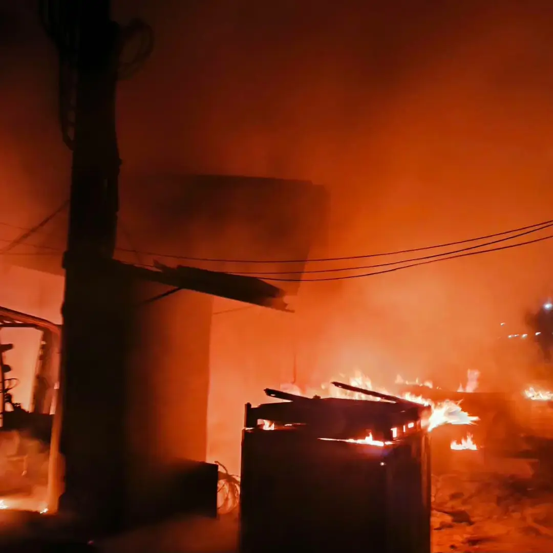 Incêndio em distribuidora de borracha em Divinópolis