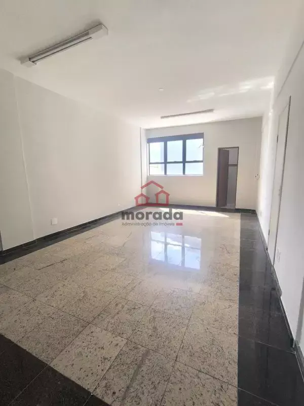 Loja para aluguel no Centro — 55 m² com banheiro