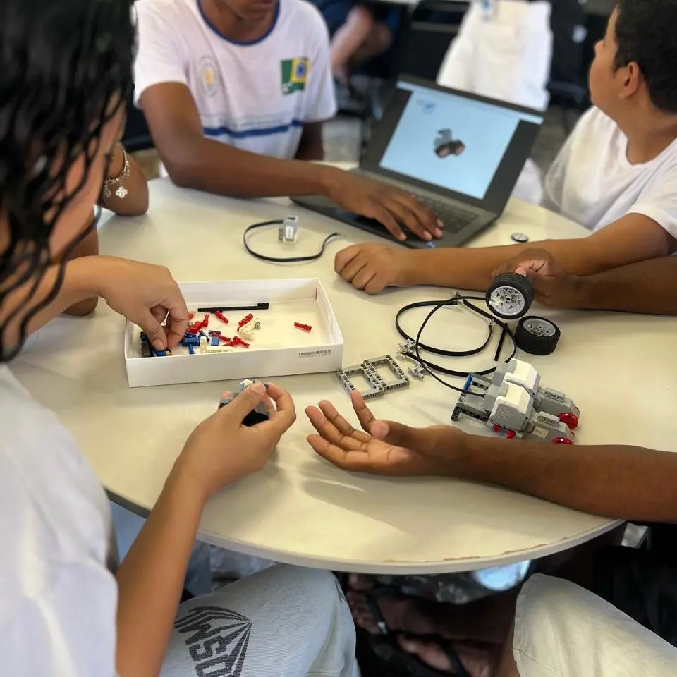 Oficina de robótica reúne jovens no Projeto Caminhos da Prosperidade