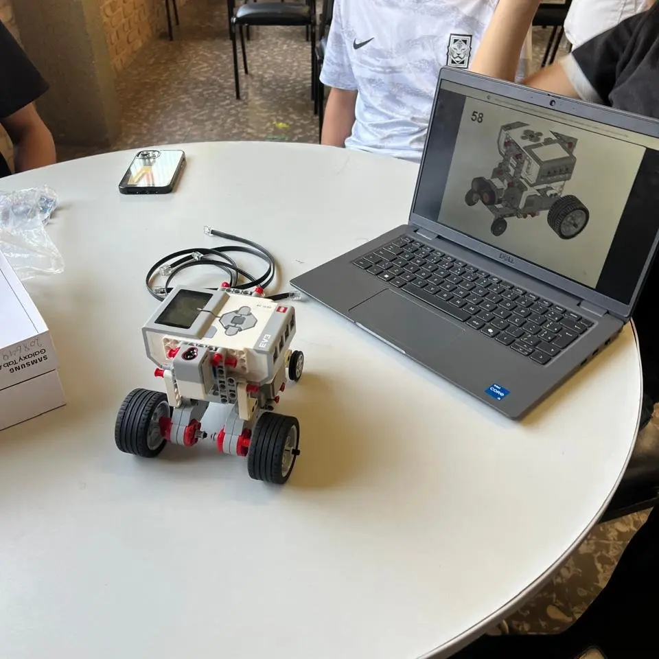 Oficina de robótica reúne jovens no Projeto Caminhos da Prosperidade