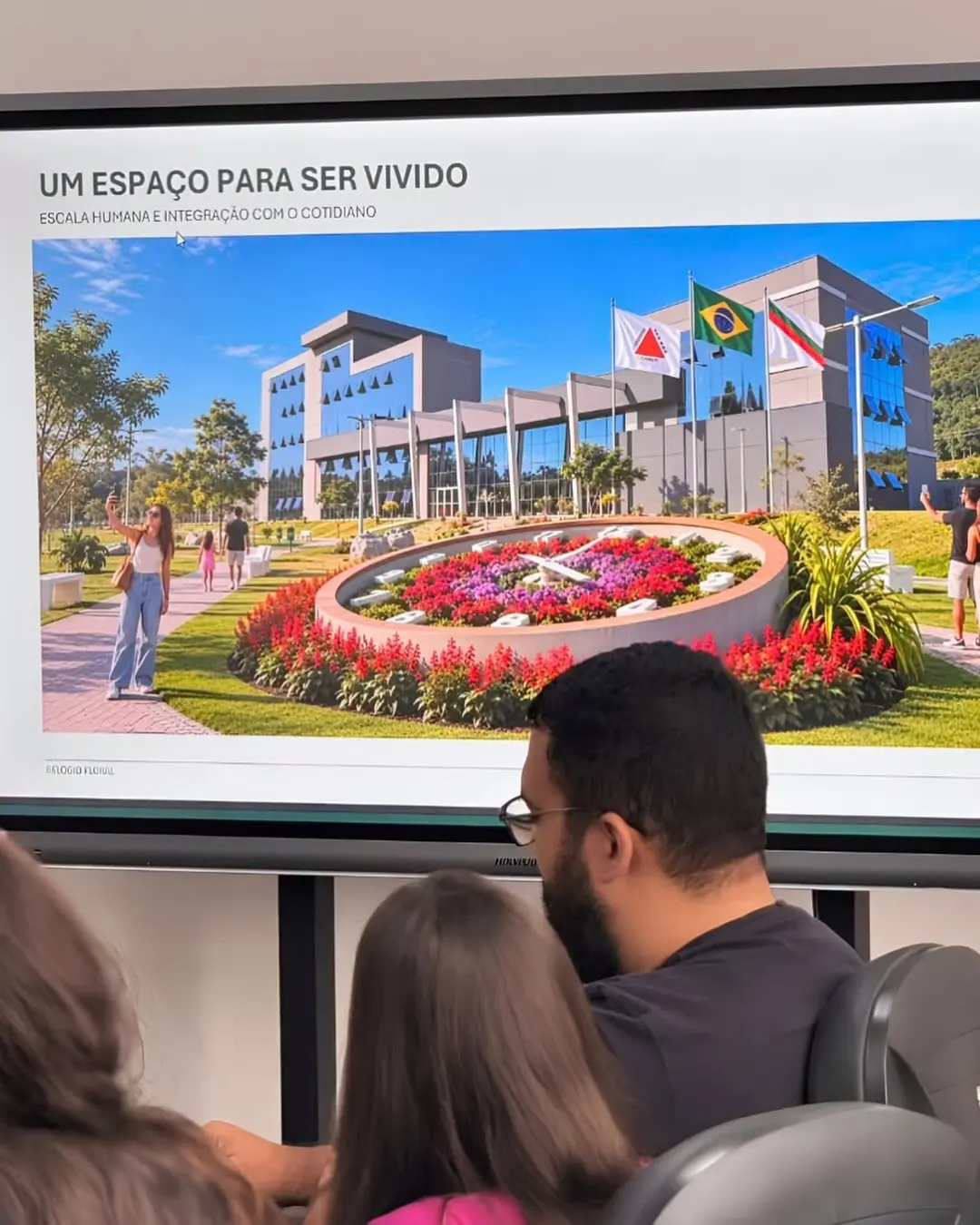 Prefeitura de Itaúna planeja relógio floral e letreiro "Eu amo Itaúna"