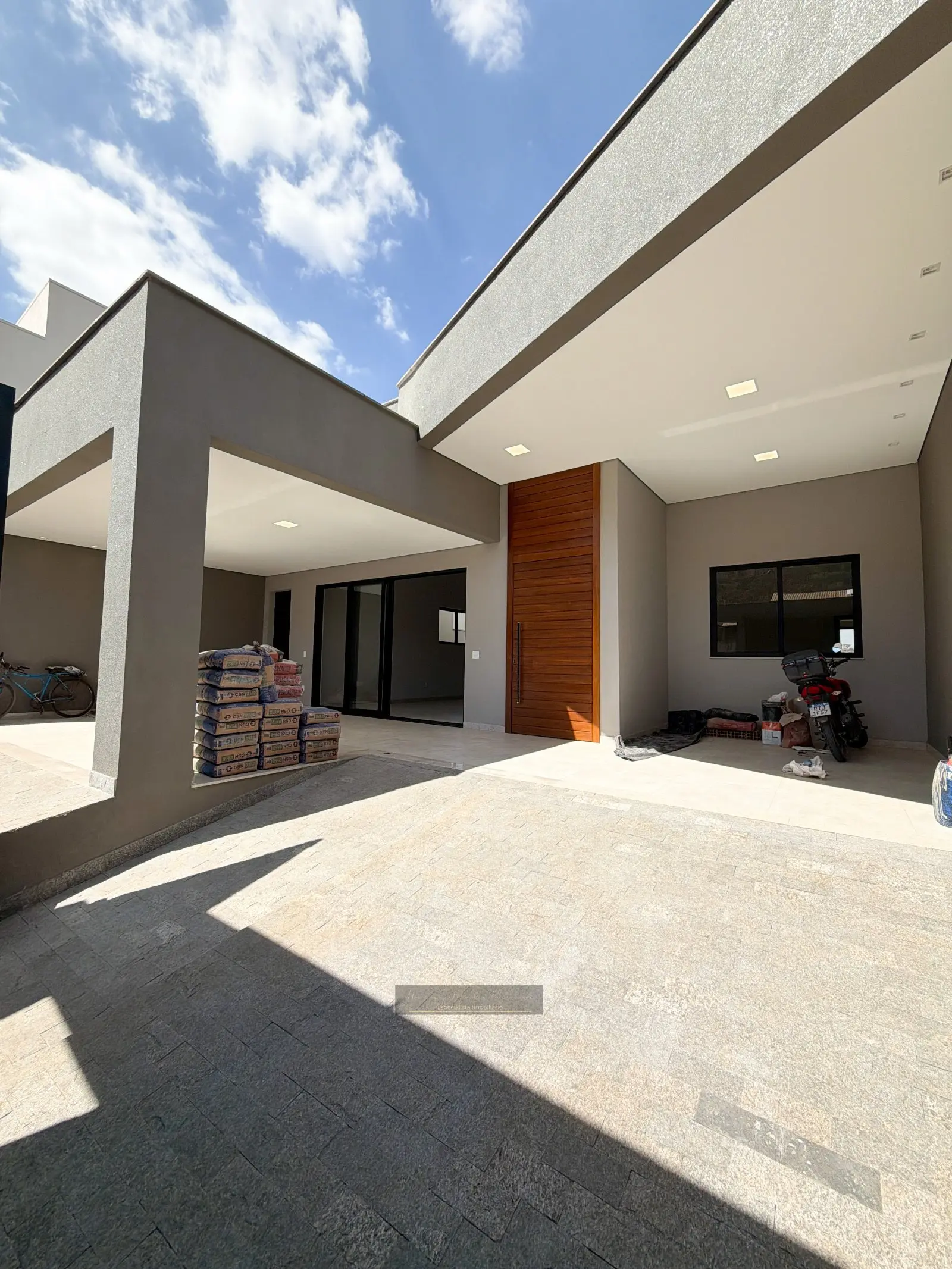 Casa nova de alto padrão no Bairro Tropical