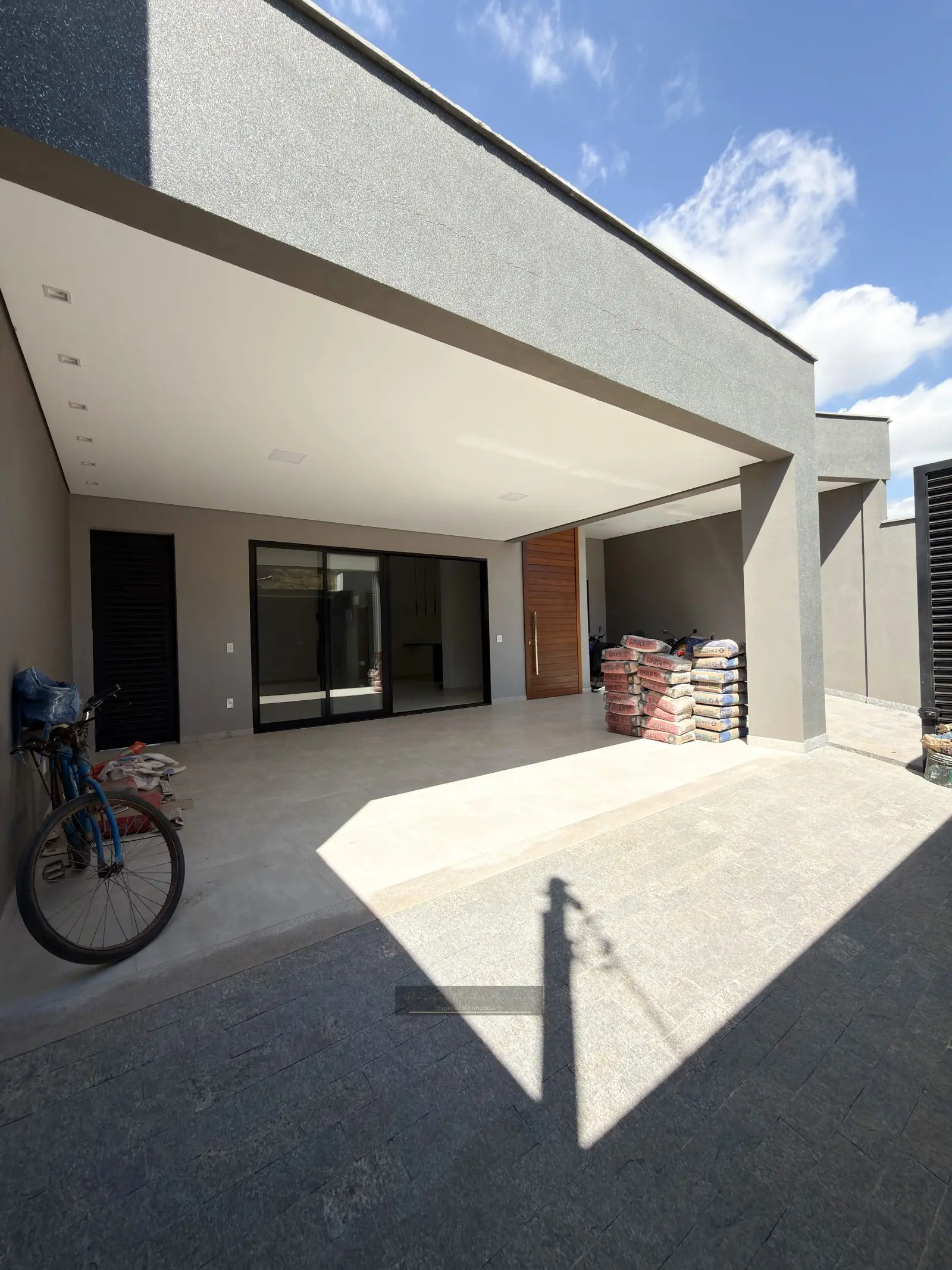Casa nova de alto padrão no Bairro Tropical