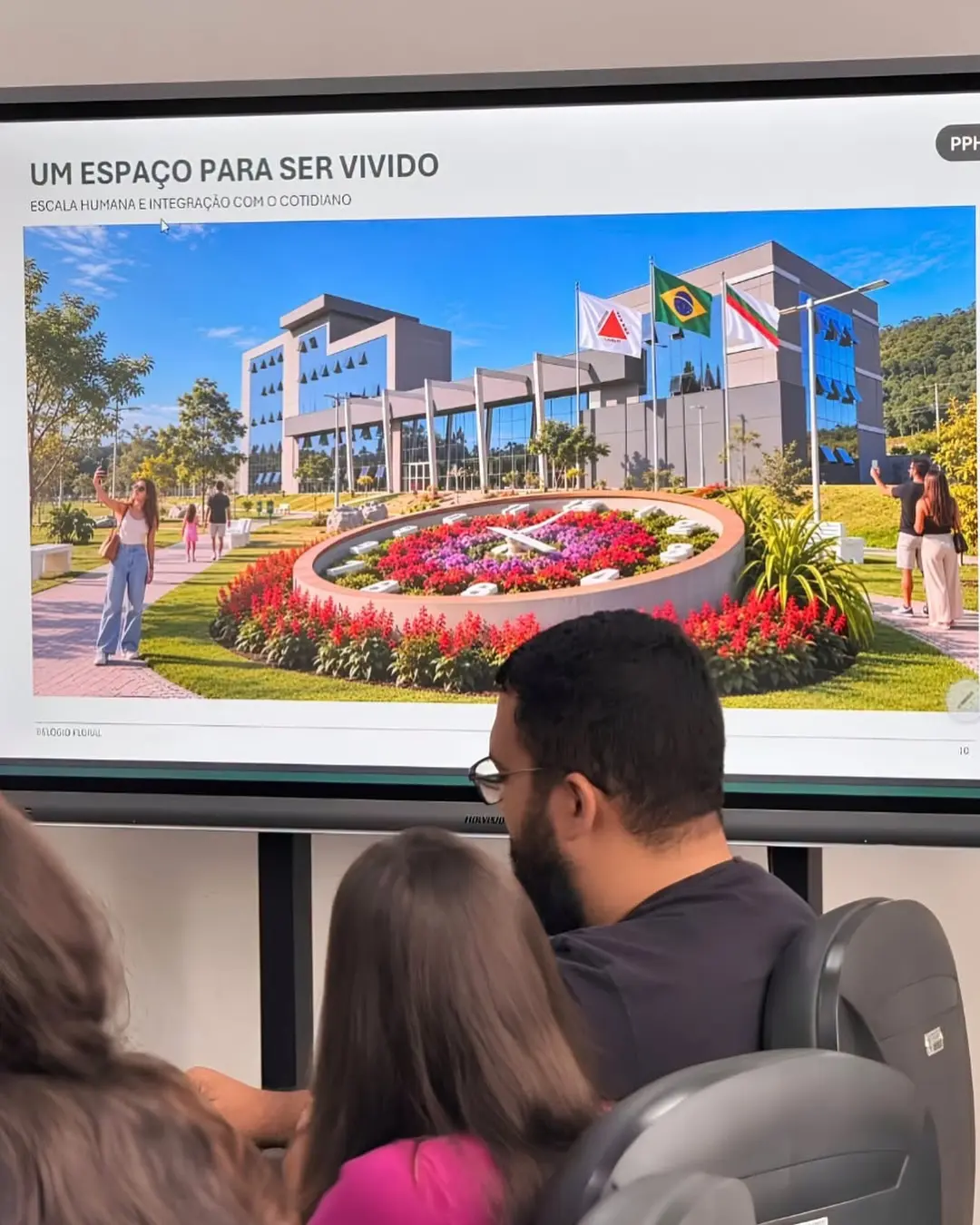 Itaúna ganha letreiro 'Eu amo Itaúna' e relógio floral