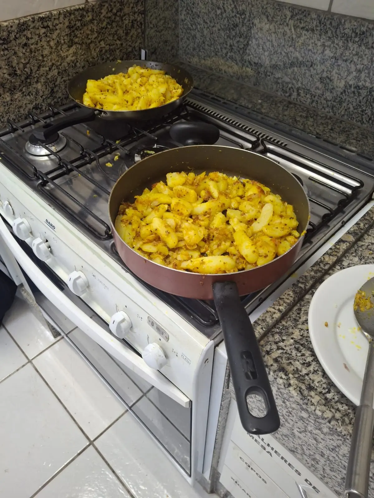 Alunos de Nutrição estudam óleos e gorduras em aula prática