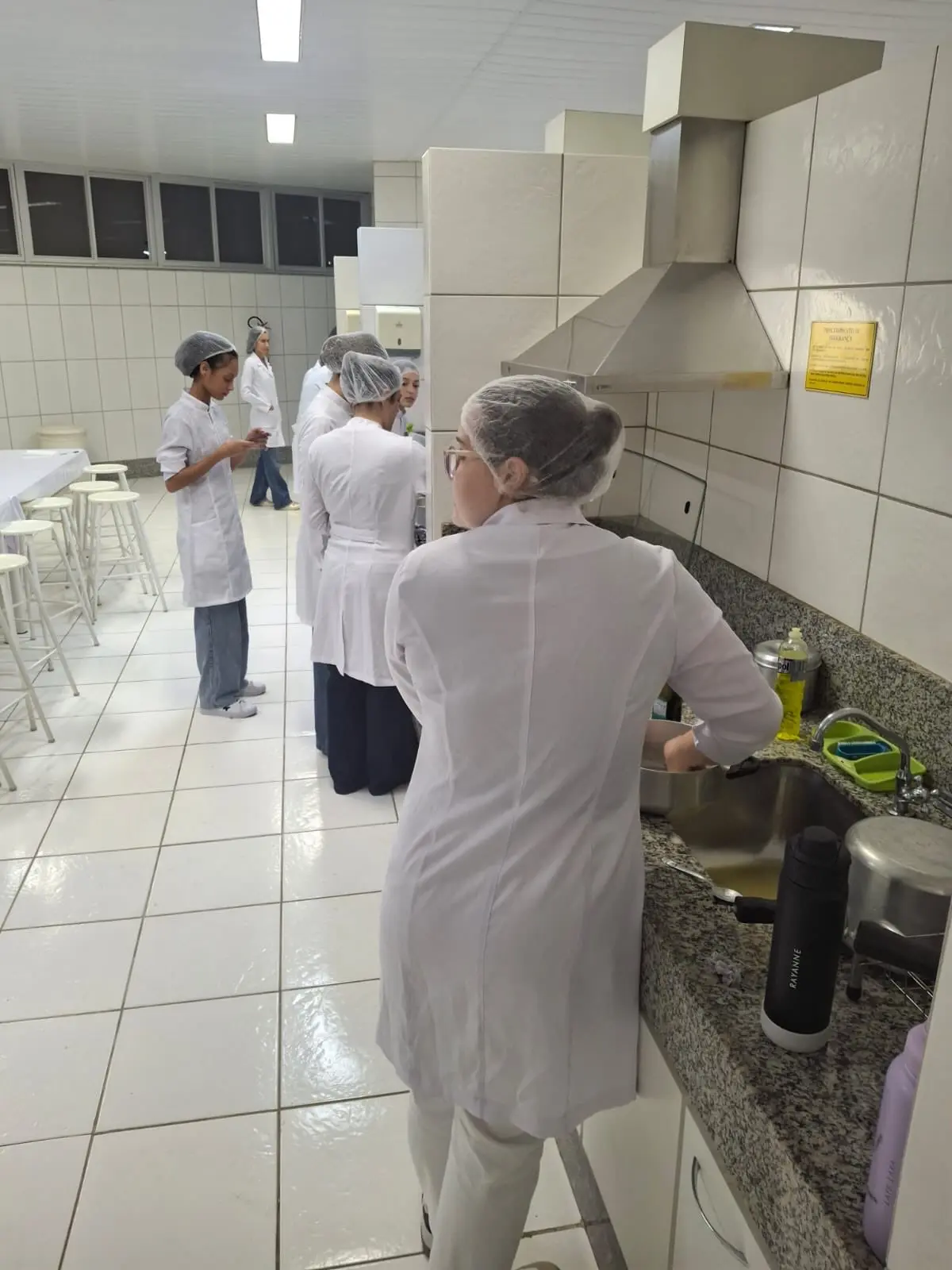 Alunos de Nutrição estudam óleos e gorduras em aula prática