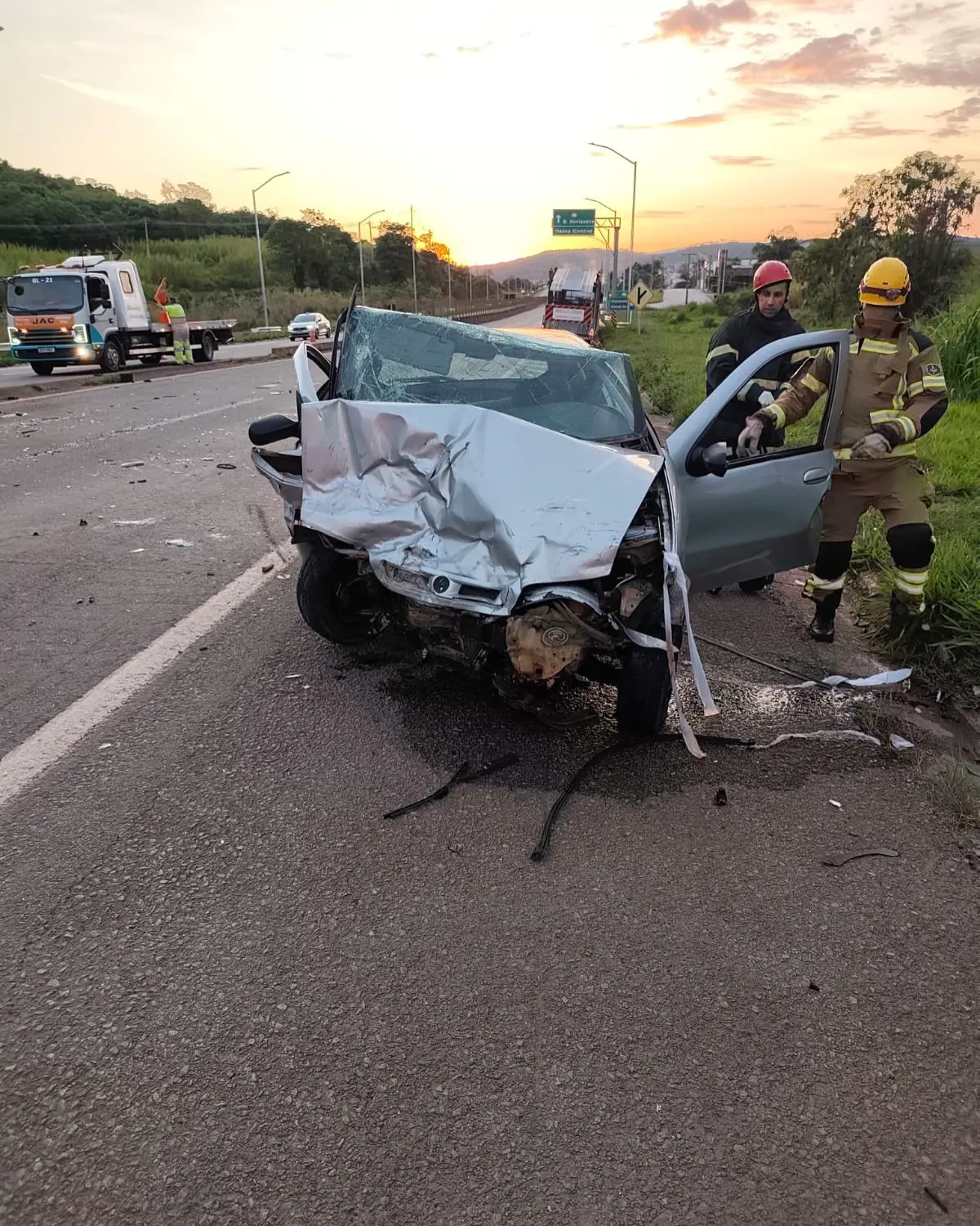 Colisão frontal deixa dois feridos na MG-050