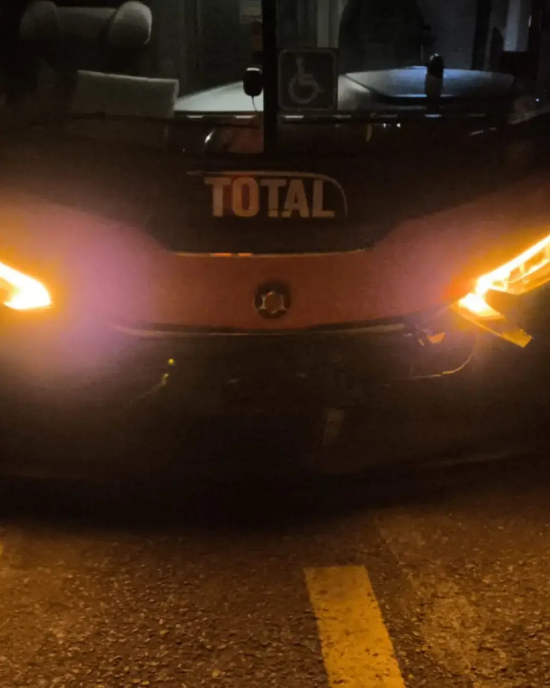 Carro capota após colidir com ônibus