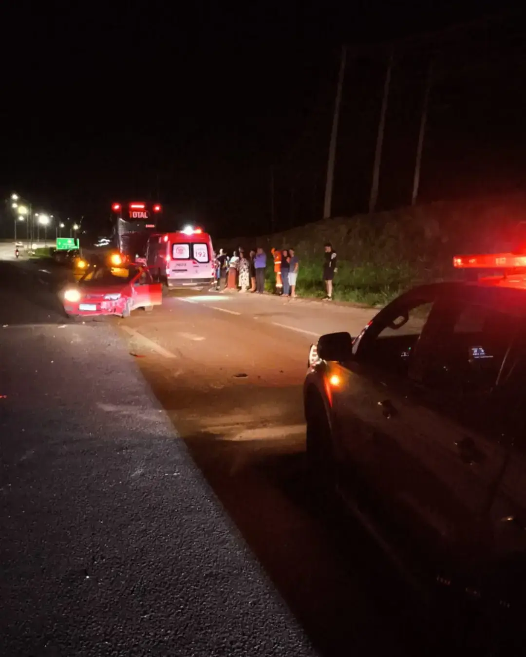 Carro capota após colidir com ônibus