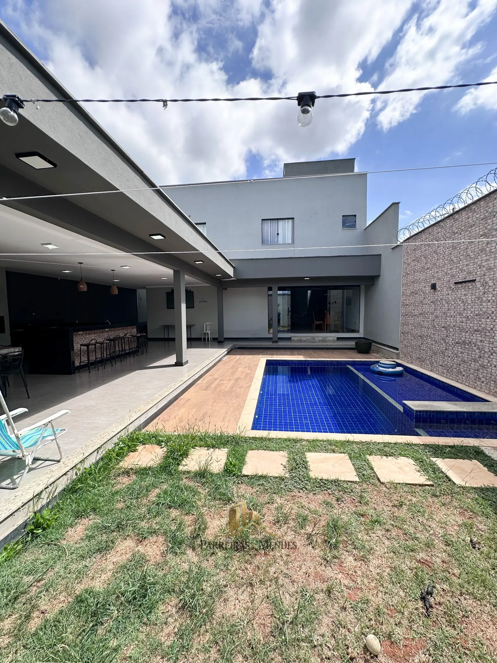 Casa de alto padrão com 3 suítes no Bairro Tropical