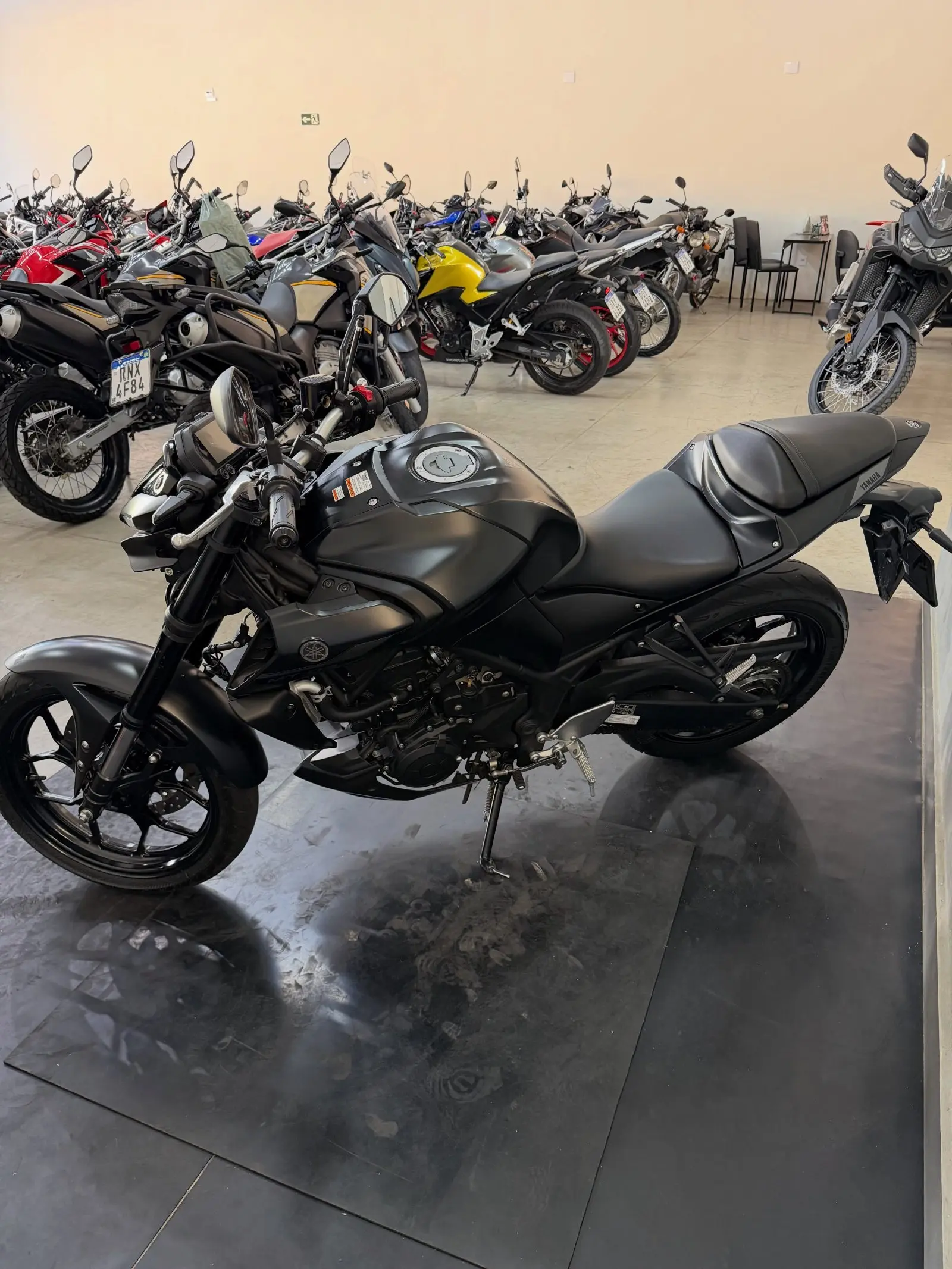 Yamaha MT 03 2023/2024 com 9.000 km à venda