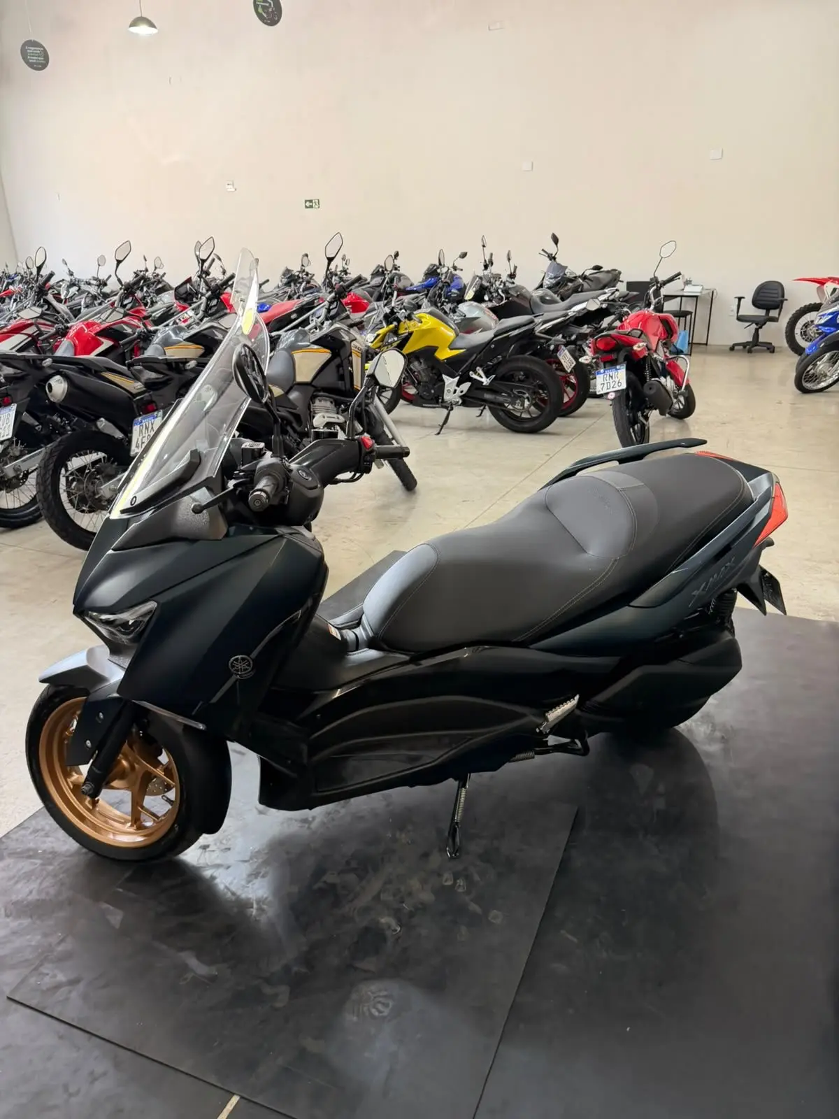 Yamaha X Max 2023 com 7.000 km — à venda