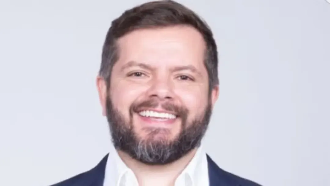 Vice-prefeito que ficou 4 meses sem dar expediente consegue manter mandato na Justiça em MG
