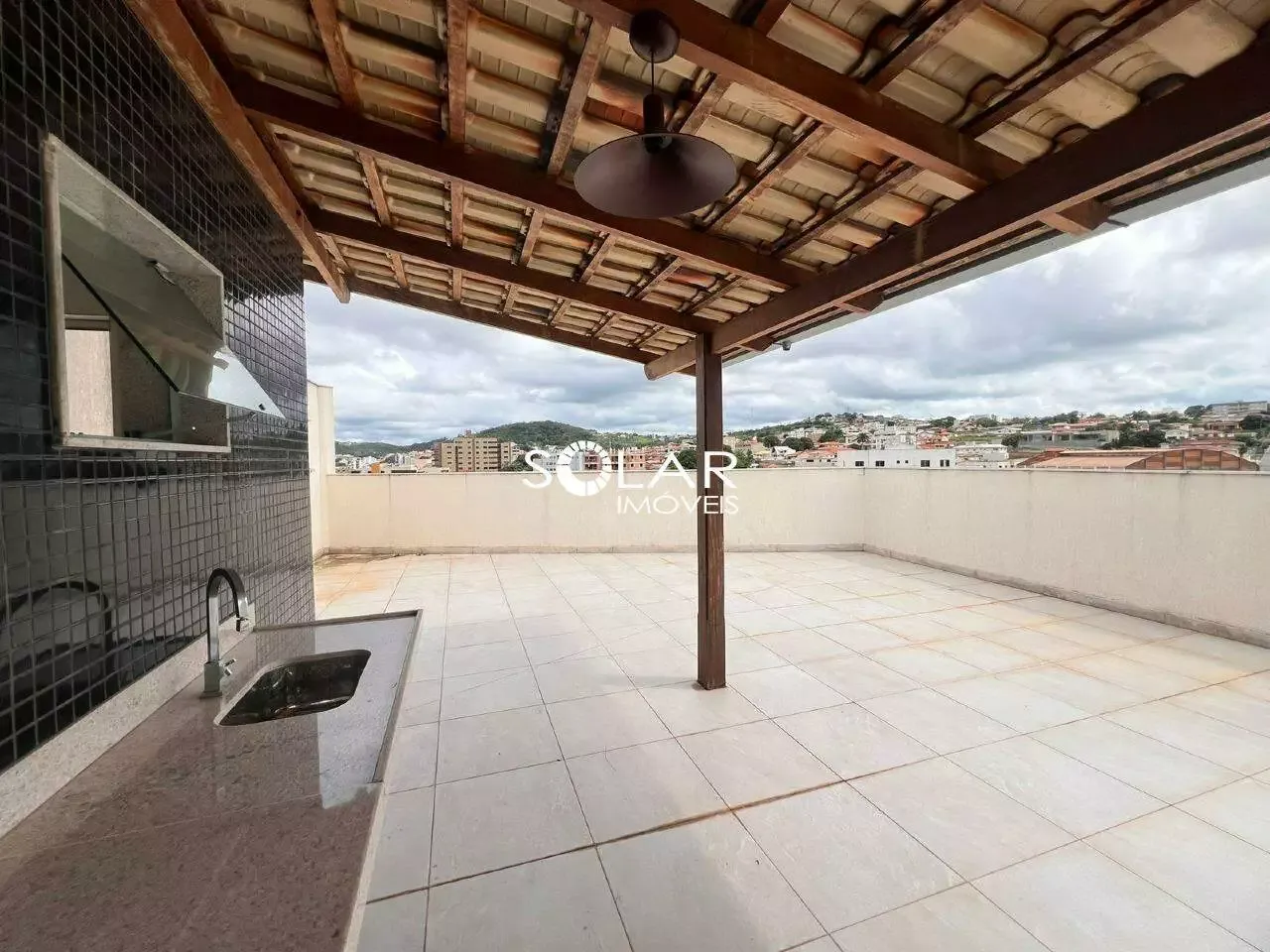 Cobertura em excelente localização no Bairro Cerqueira Lima em Itaúna/MG.